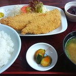 Chuuka Teishoku Shingetsu - あじフライ定食 ７４０円（税込） 付け合わせはトマト、レタス、キャベツ、ポテサラ、芥子、胡瓜の漬物、ほうれん草と豆富のお味噌汁、ブドウゼリー。