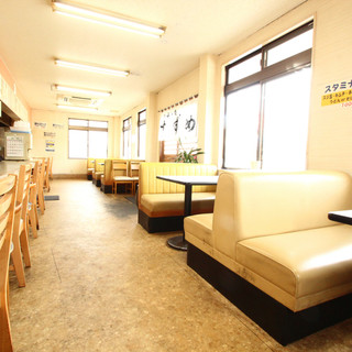 ゆっくりくつろげる店内