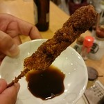 串酒房はっ鳥 - ソースをたっぷりつけてガブリ♪