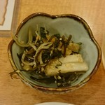 串酒房はっ鳥 - お通しはじゃこ昆布山芋を炊いたもの