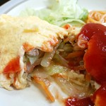 あほだら亭 - 野菜やお肉が入ってる。白身は少し半熟。