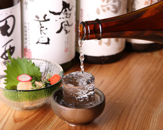 Domannaka - 【こだわりの逸品料理と相性◎】 自慢のお料理に合わせて選べる厳選日本酒。常時14～15種と季節ごとのお勧めが4～5種の計20種前後を取り揃えております。ほとんどの日本酒をグラスでの販売も行っておりますので、自慢の海鮮料理にあわせて色々と楽しむことができます。