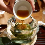 松川 - つゆを注いでくれています