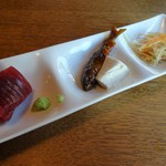 蕎麦ひら井 - 三種盛り（赤身・稚鮎・胡麻豆腐・新生姜人参きんぴら）：4種なのが嬉しい！稚鮎がポイント高し！