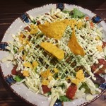 ワン・ツー・ドン - しっとりと固めに炊かれたご飯の上にパリパリの新鮮野菜（レタスと水菜）。その更に上にチーズ、タコミート、トマトソース、マヨネーズ。トルティーヤチップスを散らして完成。