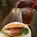 プロシュート、モッツァレラ、ルッコラのパニーノとピーチティー