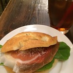 ネモ・ベーカリー＆カフェ - プロシュート、モッツァレラ、ルッコラのパニーノ