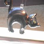 Ramen Hommaru Tei - 天井からぶら下がっている黒猫ちゃん