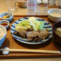 赤坂うまや 新宿 - 備長炭で炙り焼く博多もち豚定食