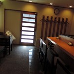 菊水鮓 - カウンターとテーブルが２つ