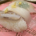 回転寿し トリトン - 【2016年06月】やりいか三貫盛、ちょっとシャリが見えすぎちゃってます(笑)。