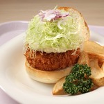 シュリンプ・キッチン サザナミ - 宇治山田店限定☆　海老カツバーガー　　海老のすり身などは使わず、プリプリの海老だけで作ったカツにタルタルソースとキャベツをのせてバンズでサンド。