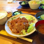 Kafeto Mato - 本宮の湯の近くにあるナチュラル系カフェ♪その名の通りトマト農家がやっているらしいです。
                        今日はお肉ランチ。
                        