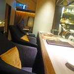 エノテカ パージナ - ラグジュアリーなカウンターとソファー