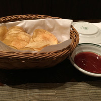 ウルフギャング・ステーキハウス 丸の内店 - バーカウンターでのみ楽しめるおつまみの自家製チップス