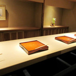 富小路 やま岸 - カウンターの一部