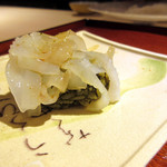 富小路 やま岸 - 7】4:剣先イカと鮑の肝 握り