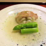 富小路 やま岸 - 8】焼物:甘鯛 アスパラ 甘鯛とアサリ出汁のスープ