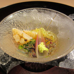 富小路 やま岸 - 2】ガラス器に平貝 糸瓜 ダシ