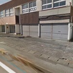 バードメン - 店から少し離れた駐車場。交差点すぐ。