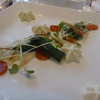 リストランテKubotsu - ◆九州野菜のサラダ 豆乳のエスプーマ 醤油と利尻昆布のジュレ
                醤油と利尻昆布」のジュレの味わいがいいですね。
                盛り付けには、もう一工夫欲しいかと。