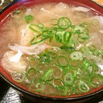 ごはんカフェ きなこ - 2016.8.6　
      普通は味噌汁の中にちょろっと具が申し訳ない程度に入ってるだけだけどここは違う。
      具の中に申し訳ない程度に味噌汁が入ってる逆バージョン！
      めちゃくちゃ美味しい♪