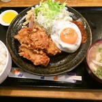 ごはんカフェ きなこ - 2016.8.6　
      ハンバーグと唐揚げ800円(税込)。
      それに味噌汁を100円アップで豚汁に。