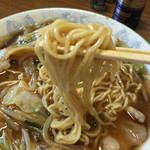 Taikou - 麺は細麺ストレート
                        餡の野菜は、タケノコ、玉ねぎ、ピーマン、キャベツ、もやしでそこに、豚コマが入ってまーす。