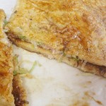 古沢商店 - ネギ、玉子、豚肉は生地の中に入っています。