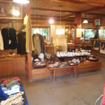Manjuen - 小物や陶器の販売コーナー