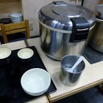 Nikukei Izakaya Nikujuuhachibanya Toranomon Ten - ご飯とみそ汁はセルフ