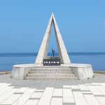 最北端 - 宗谷岬、日本最北端の地。海の向こうはサハリン。正確には、択捉島の北端が最北端なのだが…