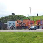 最北端 - 海側の無料駐車場から見たところ。民宿・売店・食堂が並びます