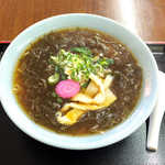 もずくラーメン（￥1200）。一瞬、麺の代わりがもずくなのか？と思うほどだが、麺も下に隠れてます