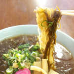 麺を持ち上げると、一緒にもずくが絡んでくる。コリコリとした食感が楽しい