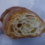 たま木亭 - パリッとした食感の後には、濃厚なバターの旨味が感じられ、力強いクロワッサン好きにオススメしたい一品です。