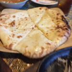 インドカレーツルシ - チーズナン