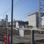 たま木亭 - ほどなくして右手に踏切が見えてきたら