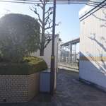 たま木亭 - しばらく進んだ先に見える、線路脇の通路へと移動し