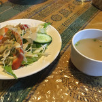 Indo Kare Tsurushi - セットのサラダとスープ