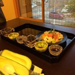 つる幸 - 向付(梅肉、ポン酢、造里醤油)。