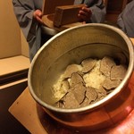 つる幸 - サマートリュフ、鮑、キャビアの釜飯。
