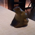 ベージュ アラン・デュカス 東京 - スワロフスキーを咥えた蛙