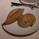 ベージュ アラン・デュカス 東京 - オリーブのパンとバゲット