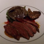 ベージュ アラン・デュカス 東京 - ラカン産仔鳩とサマートリュフ