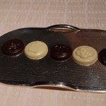 ベージュ アラン・デュカス 東京 - シャネルマークとカメリア柄のショコラ