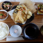 Raisukyouwakoku - 今週の気まぐれ定食は夏の天ぷら盛合せです。海老、鱧、地蛸、茄子、おくらでボリューム満点です。天つゆと岩塩の２種類で味わえます。豚肩ロースの味噌漬けも旨い。身体が元気になる定食です。ご馳走様でした。