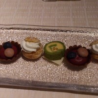 ベージュ アラン・デュカス 東京 - ミニャルディーズ