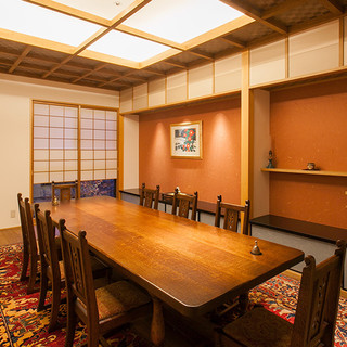 Have a special dinner and counter kaiseki date in a retro-modern private room on the second floor.