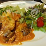 雪詩慕雲 - 魚介のトマトソース、バジルライス
      